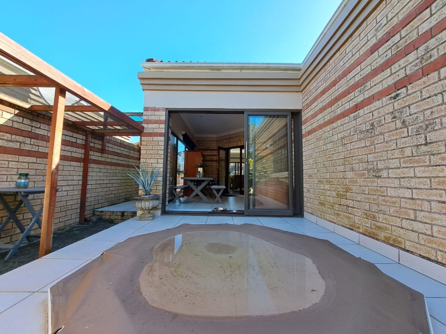 3 Bedroom Property for Sale in Bonza Bay Eastern Cape
